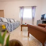 Spacious 3Br Family Apartment I Cot I Walk To Beach 公寓 *
