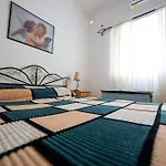 Spacious 3Br Family Apartment I Cot I Walk To Beach