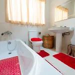 Spacious 3Br Family Apartment I Cot I Walk To Beach 公寓 *