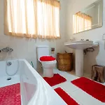 Spacious 3Br Family Apartment I Cot I Walk To Beach 公寓