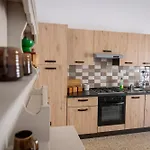 Spacious 3Br Family Apartment I Cot I Walk To Beach *