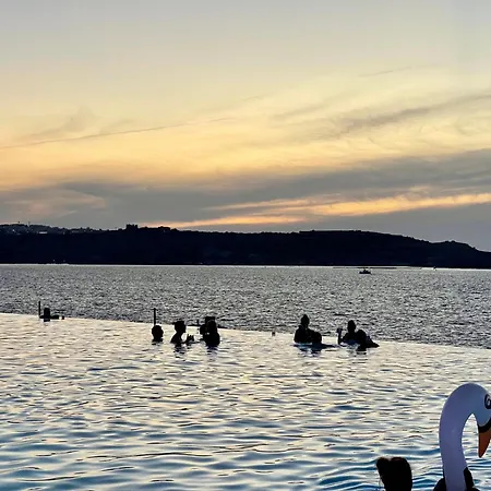 Coastal Charm Spacious 3-bedroom Retreat Steps From The Appartamento