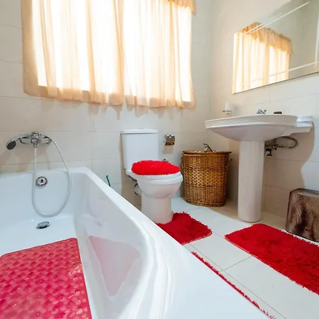 Coastal Charm Spacious 3-bedroom Retreat Steps From The Apartament *
