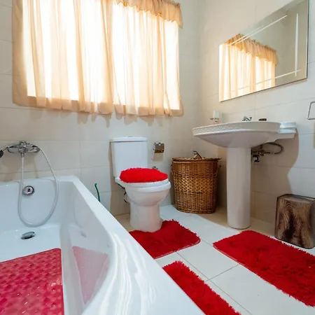 Coastal Charm Spacious 3-bedroom Retreat Steps From The Appartamento