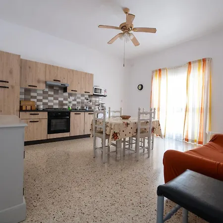 Apartament Coastal Charm Spacious 3-bedroom Retreat Steps From The