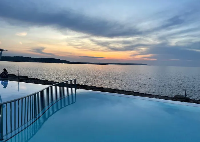 شقة Coastal Charm Spacious 3-bedroom Retreat Steps From The *