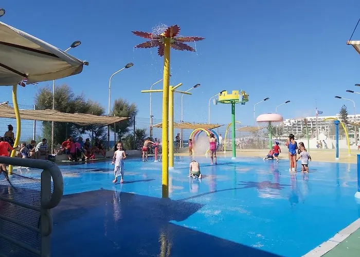 Coastal Charm Spacious 3-bedroom Retreat Steps From The شقة *