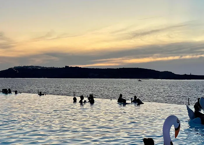 Coastal Charm Spacious 3-bedroom Retreat Steps From The شقة