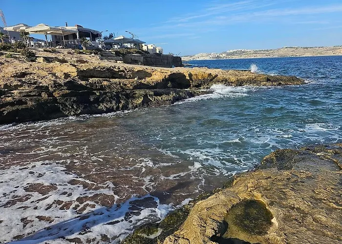 Coastal Charm Spacious 3-bedroom Retreat Steps From The شقة *