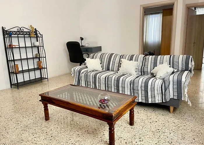 Coastal Charm Spacious 3-bedroom Retreat Steps From The *