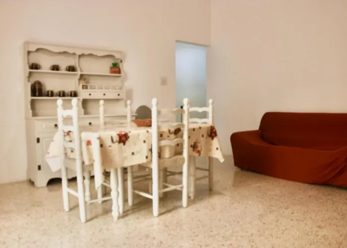 Coastal Charm Spacious 3-bedroom Retreat Steps From The شقة *