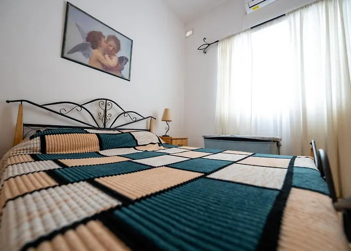 Coastal Charm Spacious 3-bedroom Retreat Steps From The