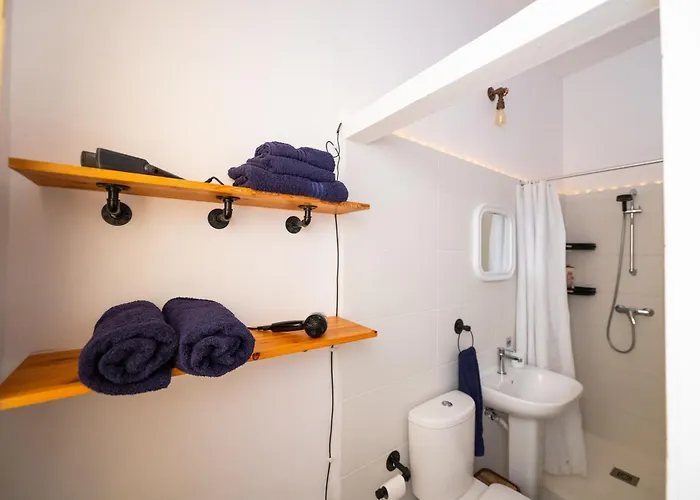 Coastal Charm Spacious 3-bedroom Retreat Steps From The * خليج سانت بول