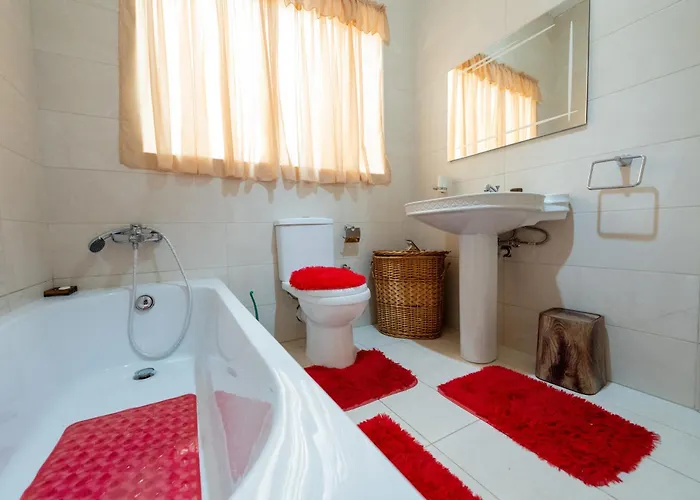 Coastal Charm Spacious 3-bedroom Retreat Steps From The شقة