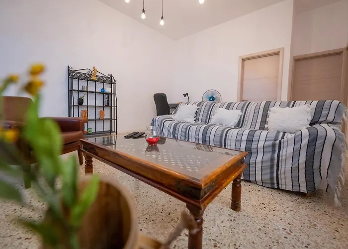 Coastal Charm Spacious 3-bedroom Retreat Steps From The *