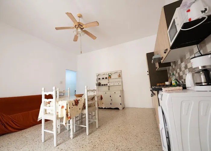 Coastal Charm Spacious 3-bedroom Retreat Steps From The شقة *