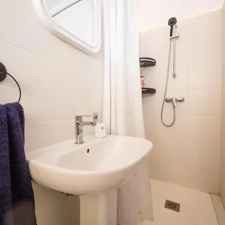 Apartment Coastal Charm Spacious 3-bedroom Retreat Steps From The *