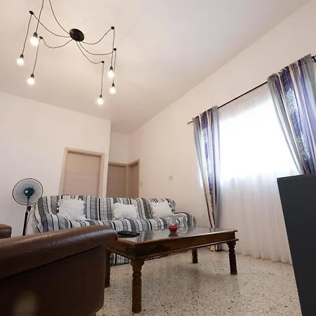 Coastal Charm Spacious 3-bedroom Retreat Steps From The * St. Paul's Bay